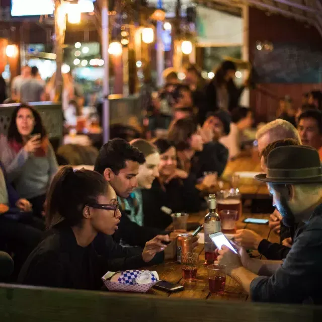 People eating in a crowded dining area in SoMa. San Francisco, 加州.